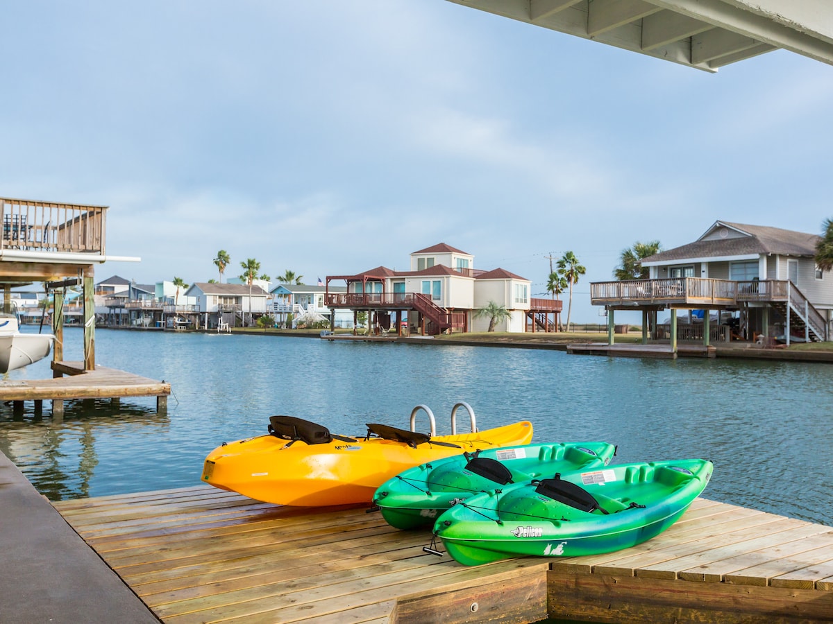 Waterfront home! Free bikes/kayaks! Great fishing!