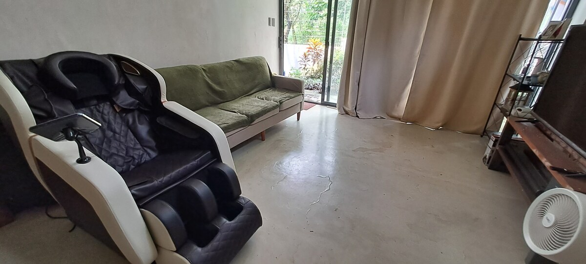 stay with house of lariza : home room in antipolo