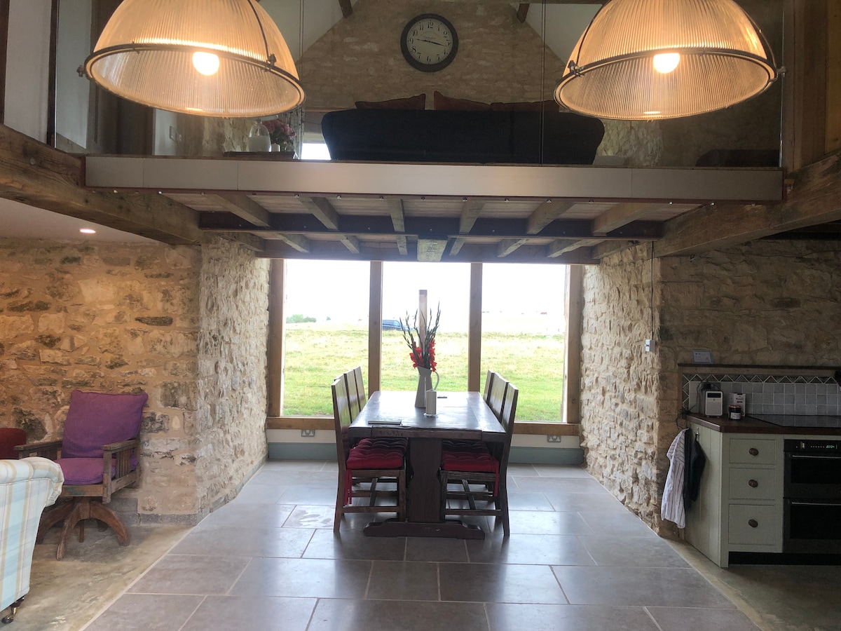 Stunning 2 bed barn (+sofa bed) on Selsley common