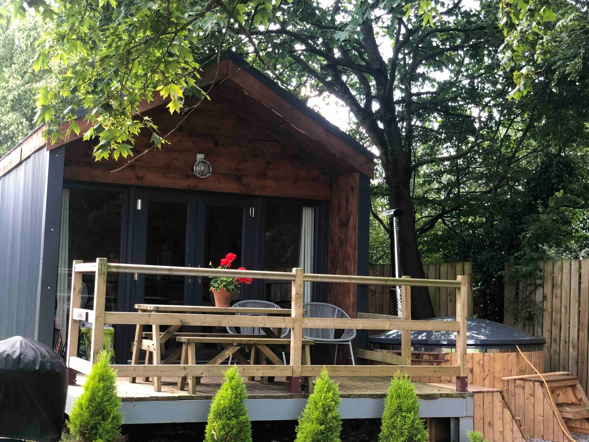 Cabin in a rural location with hot tub (BAMBI)