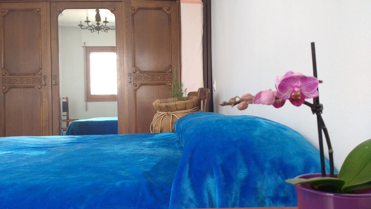 卧室。蓝色双人床-乡村住宿