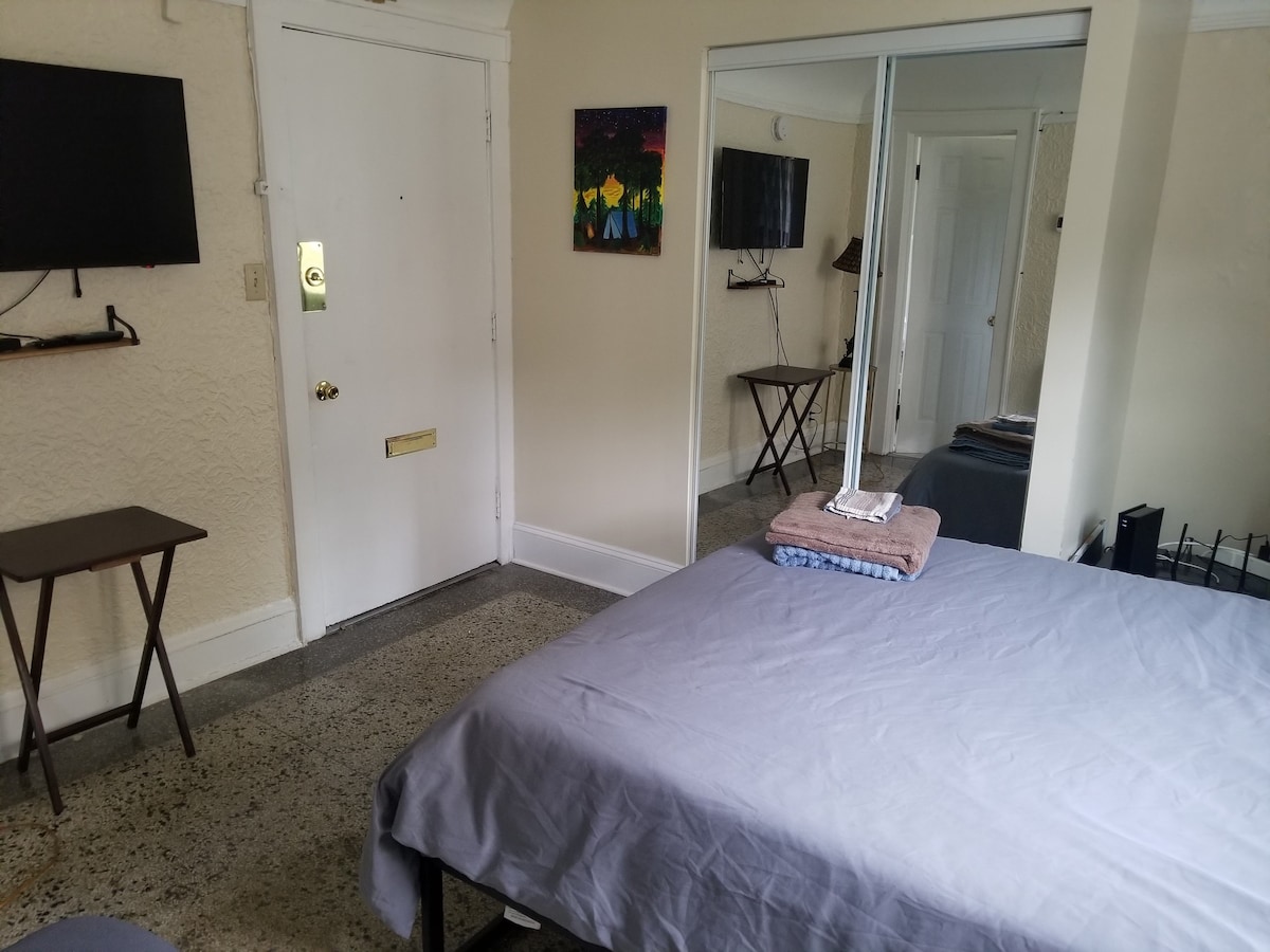 Cute Economical Studio off Brady St | Free Parking