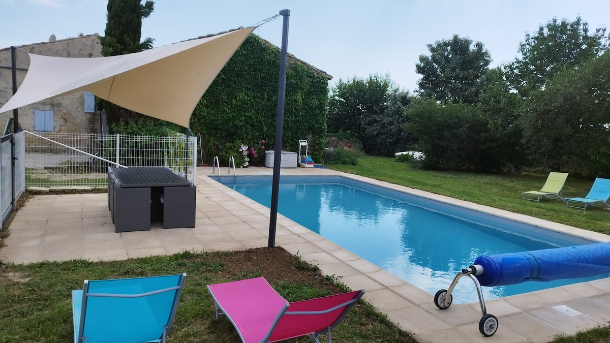 房屋和游泳池Charente海上