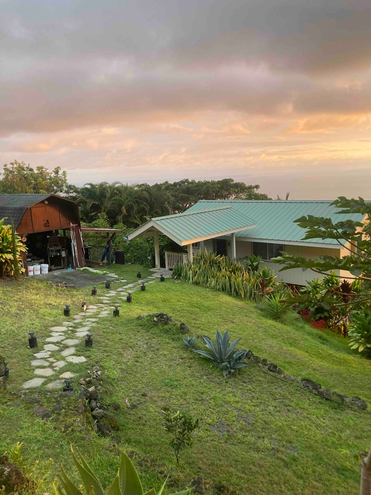 Romantic cottage in Captain Cook Hawaii