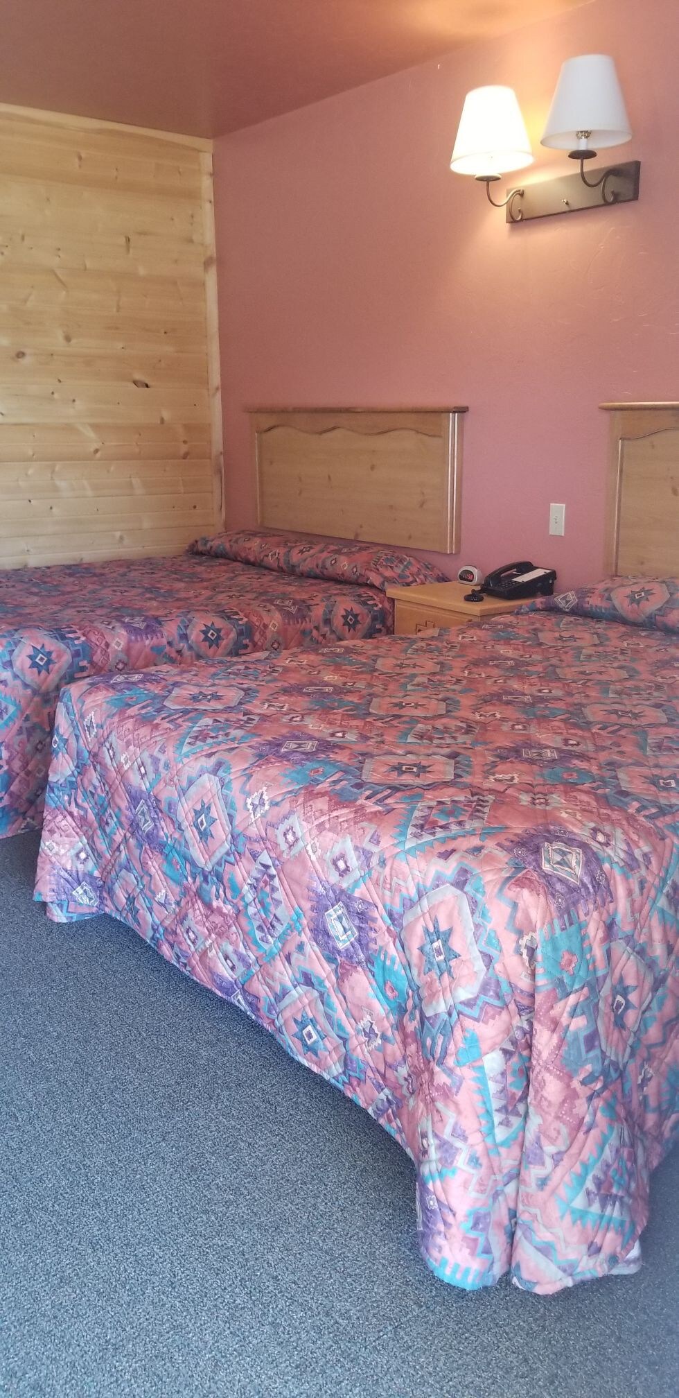 乡村风格的舒适2张标准双人床房