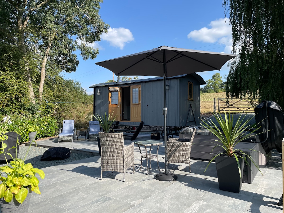 Luxury Shepherds Hut, Under Cover Hot Tub, S/C