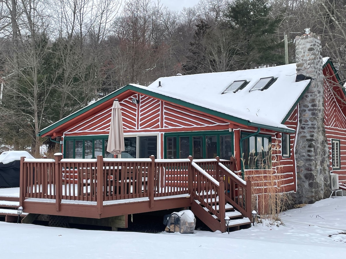 Lakefront Log Cabin 35miles from GWB