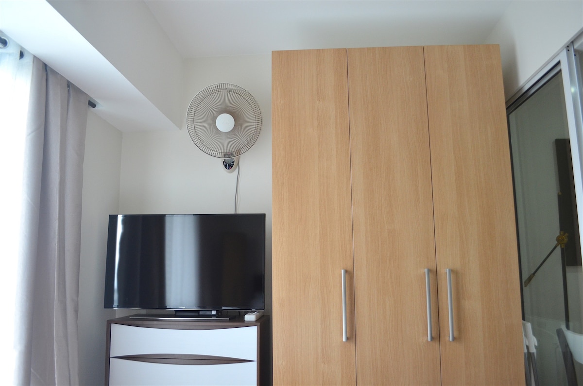 马卡蒂（ Makati ）附近干净舒适的Livingstone 1卧室公寓—无线网络
