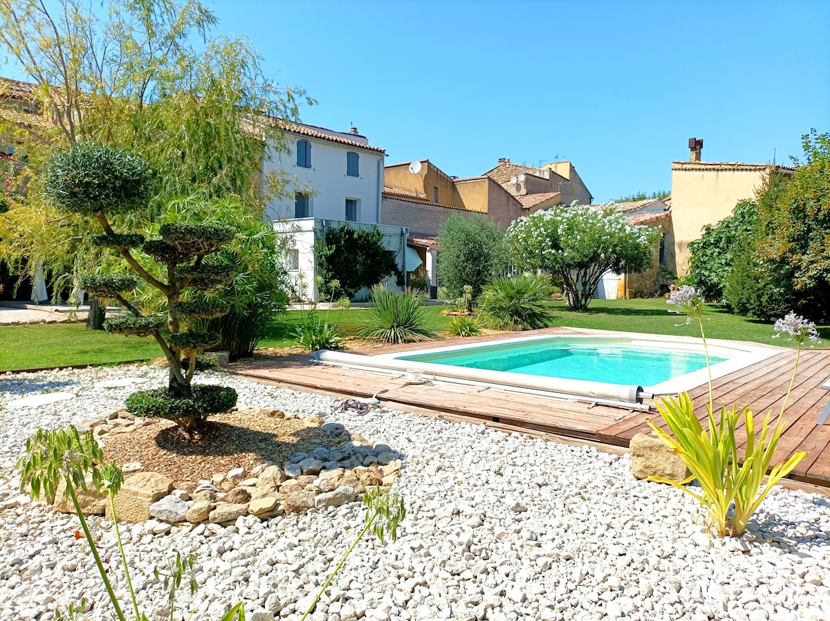 Maison au grand air, située au cœur du village.