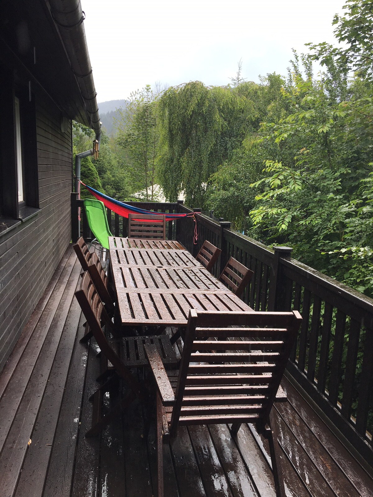 Dolni Lomna带露台的舒适山间小屋