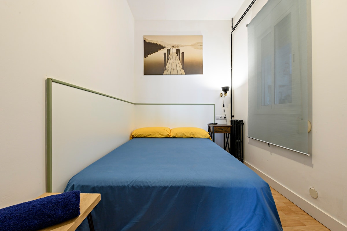 Double single Room  Barcelona 31 days minimum.