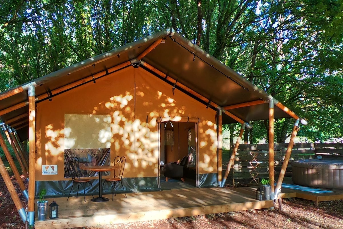 Glamping safari tent with spa tub at La Fortinerie