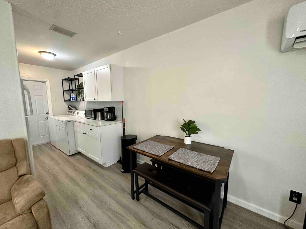 2BR Unit near St. Pete! Fast Wi-Fi, Pets Welcome!