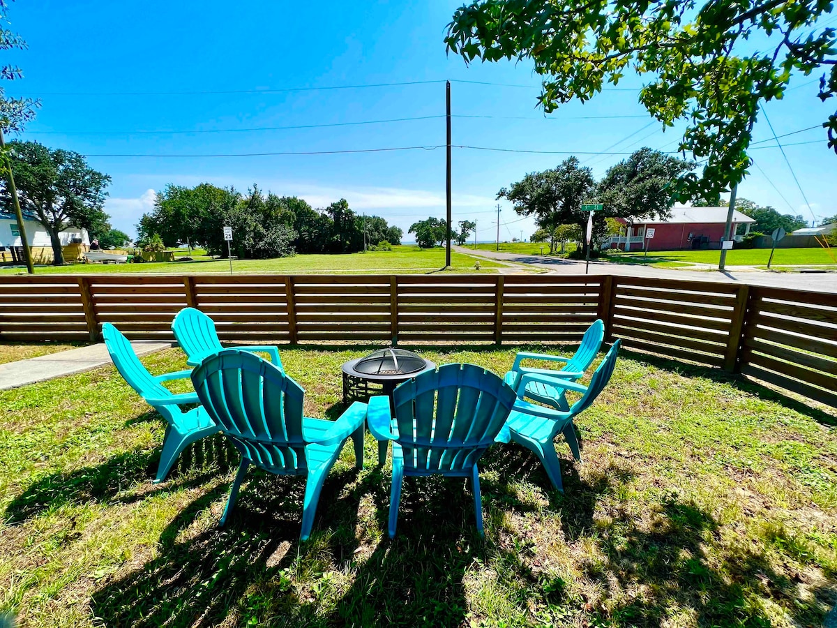 Enjoy the view from front porch! Walk to Casino !