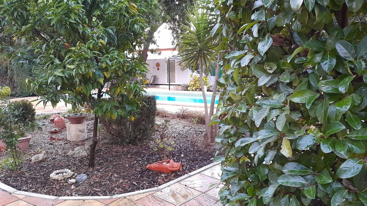 Acogedora casa de invitados con piscina y jardín