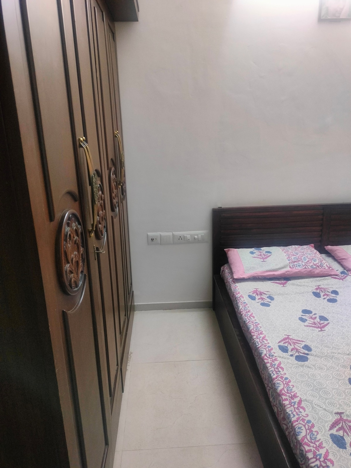 Private room wid attach washroom in 1BHK flat