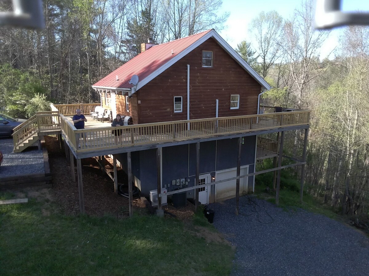 New River mountain cabin, sleeps 9 NO cleaning fee