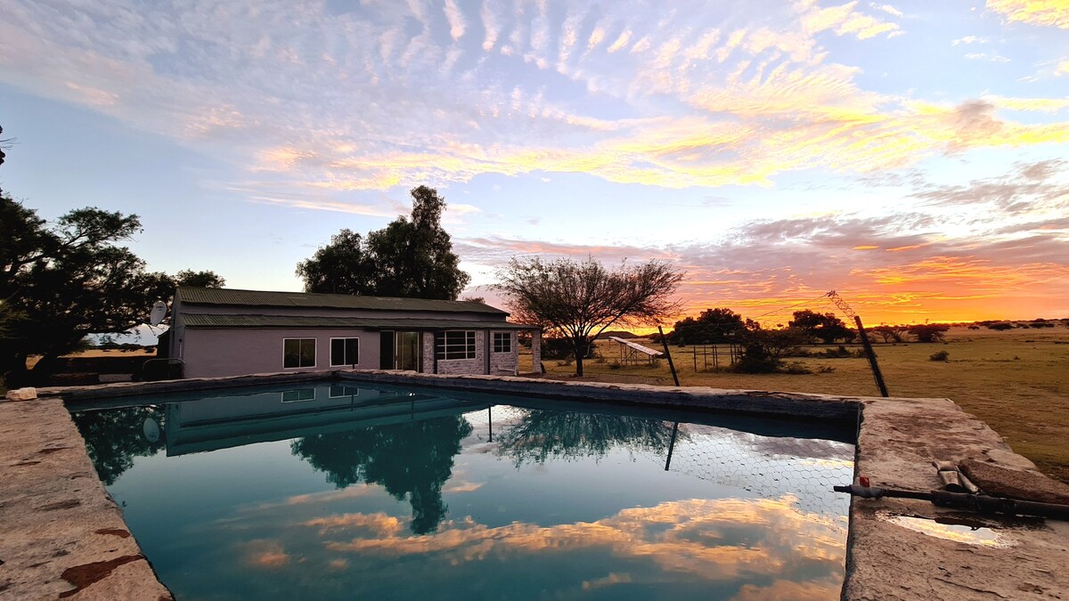 Voorspoed farmhouse with a Africa sunset view!
