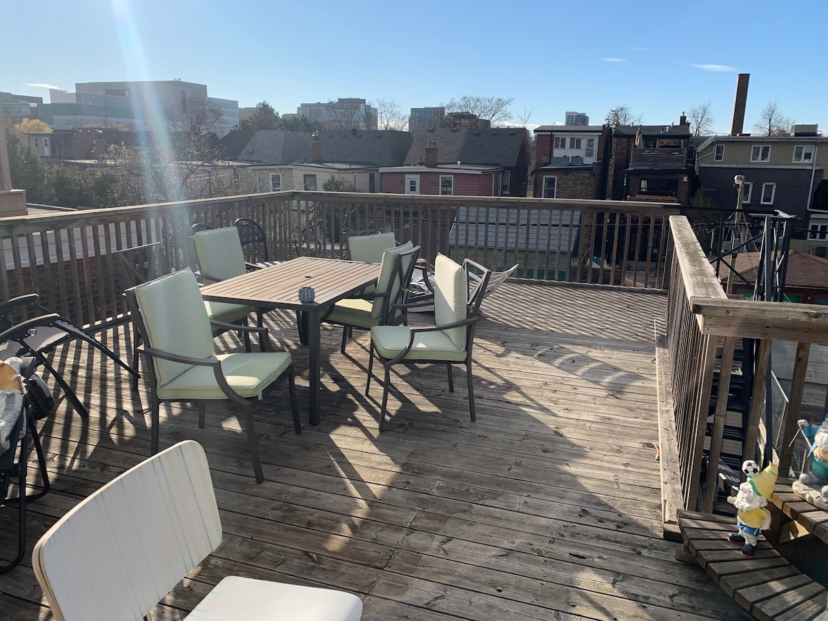 Superior 1 BR Queen West walk downtown huge patio