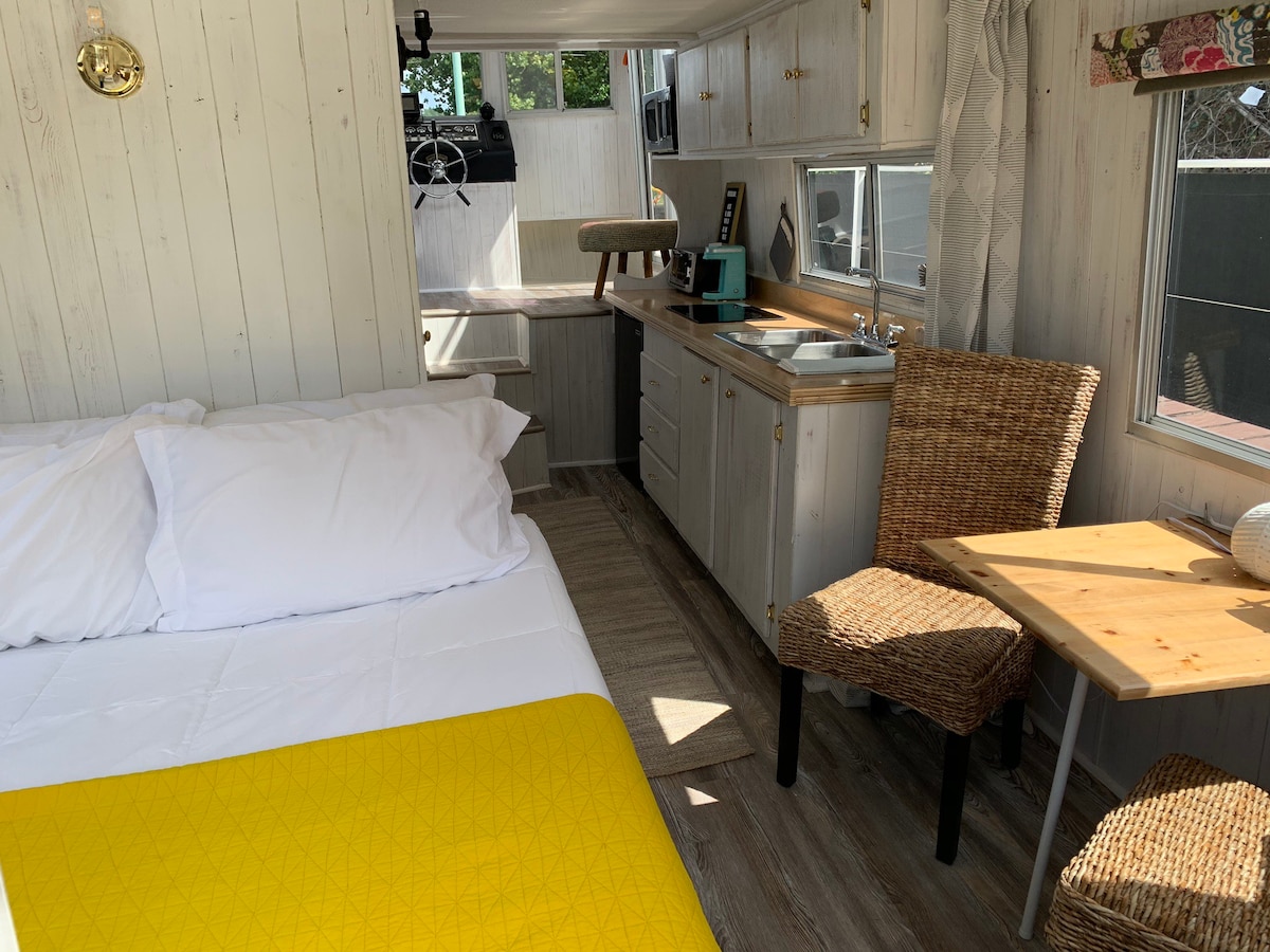 Stationary Houseboat ： The Oolikhanna