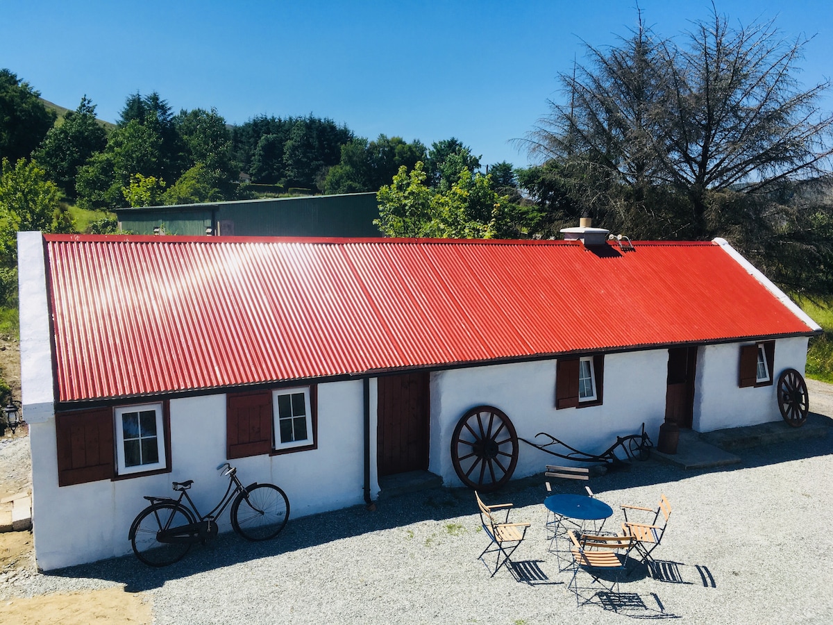 Central Donegal Riverbank传统小屋