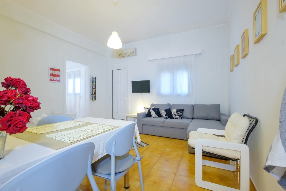 Seahorse Apt Akrogiali 2BR 1 min from the beach .
