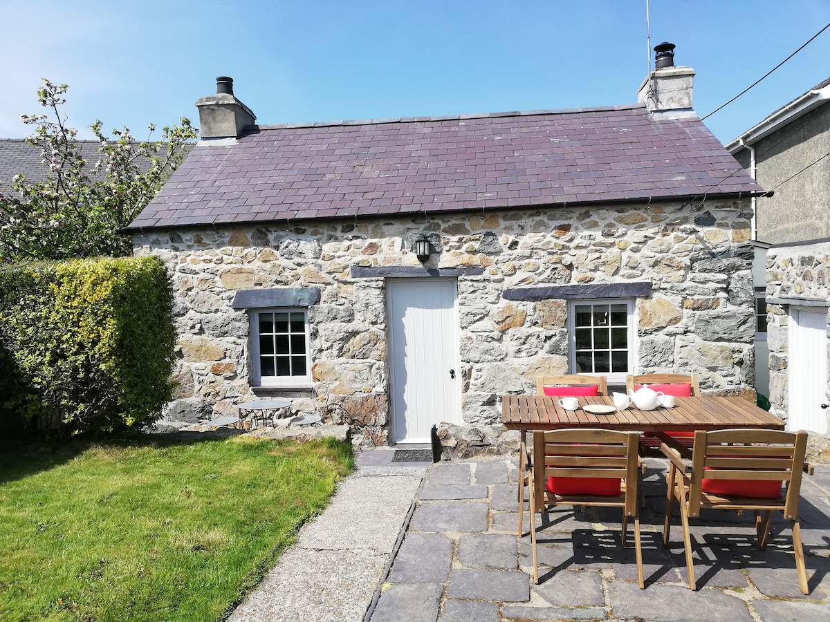 Traditional Welsh StoneTwo Bedroom Cottage.