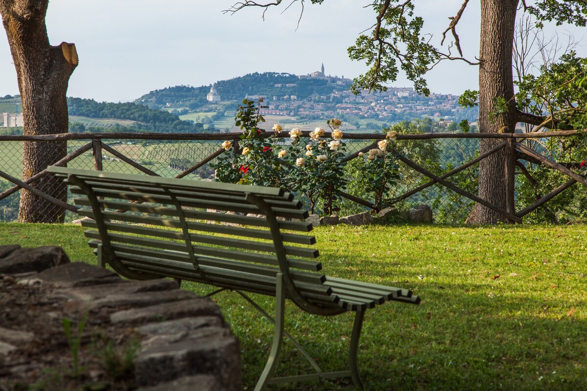 Casale Torregentile, superb views of Todi