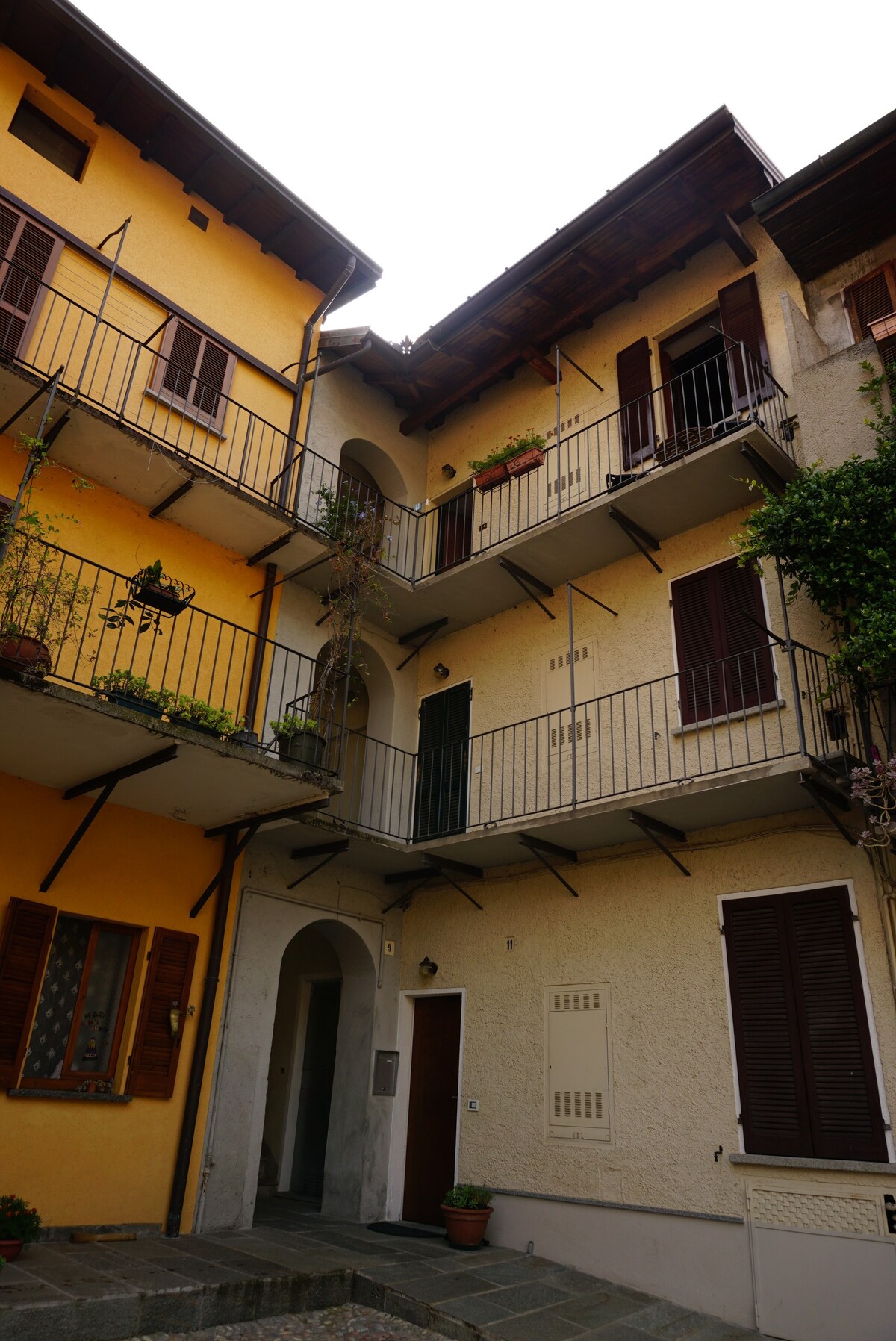 Corte Fantoni单间公寓，位于Cerro Lake Maggiore