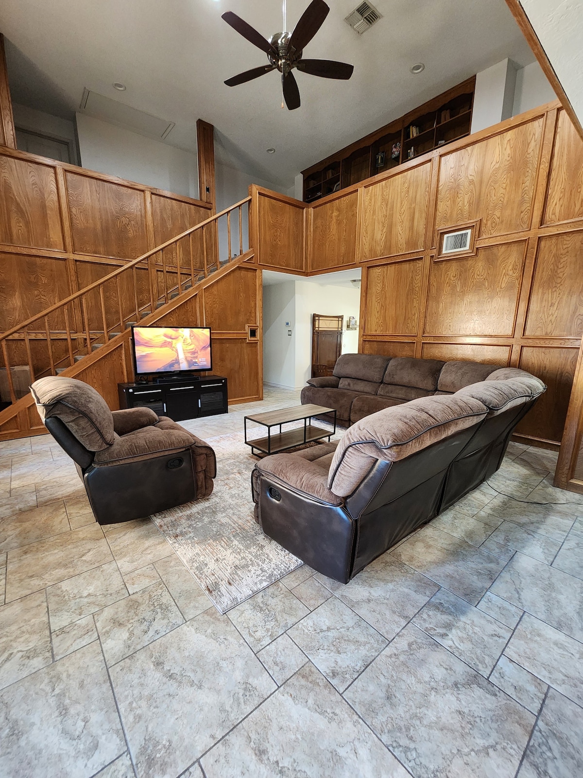 Aggieland Oasis: Spacious Retreat for 15 Near TAMU