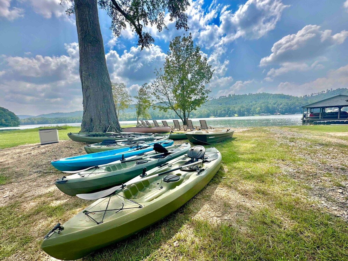 Spring Getaway “The Den”- Hot tub & Lake Access!