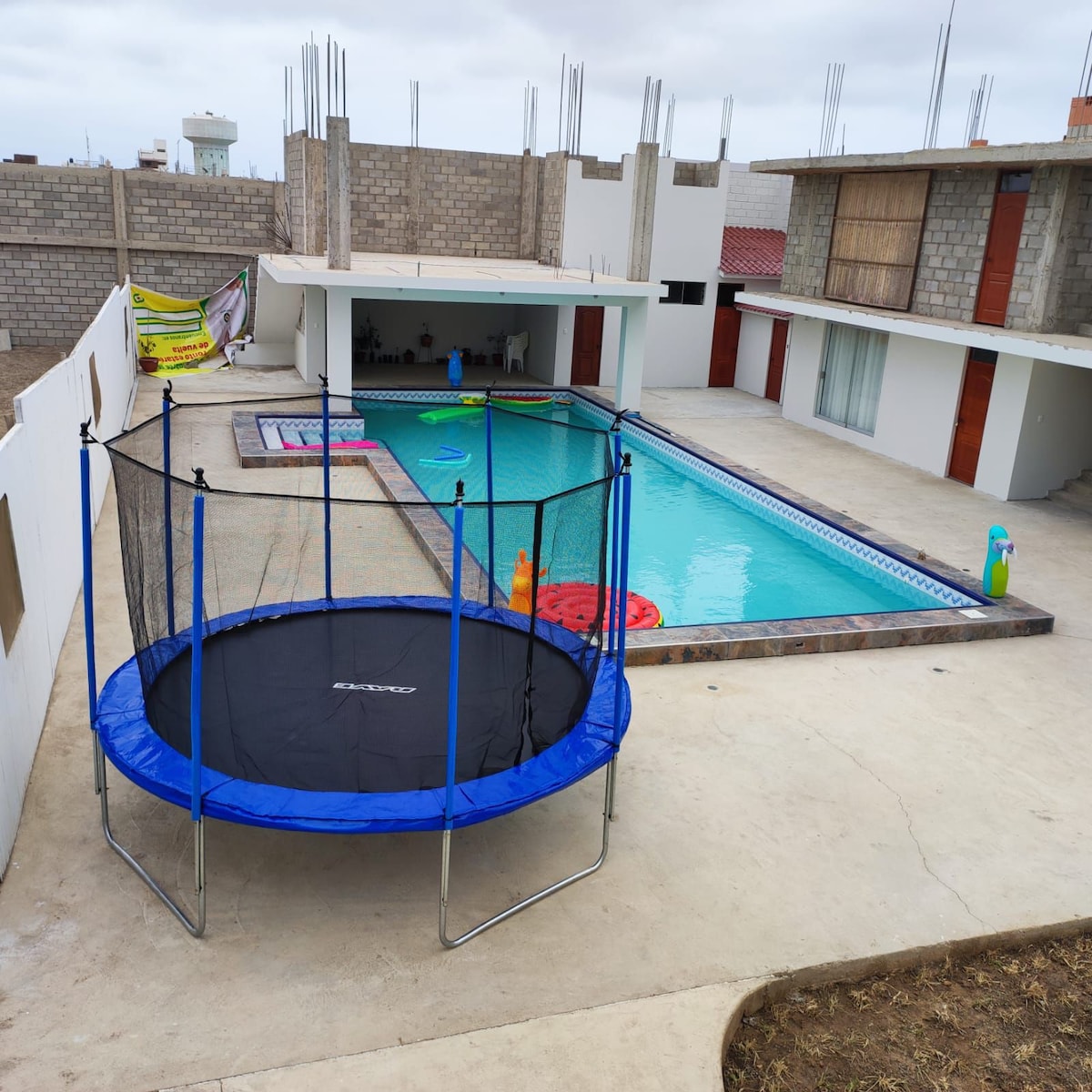 Hermosa casa con piscina y cancha deportiva