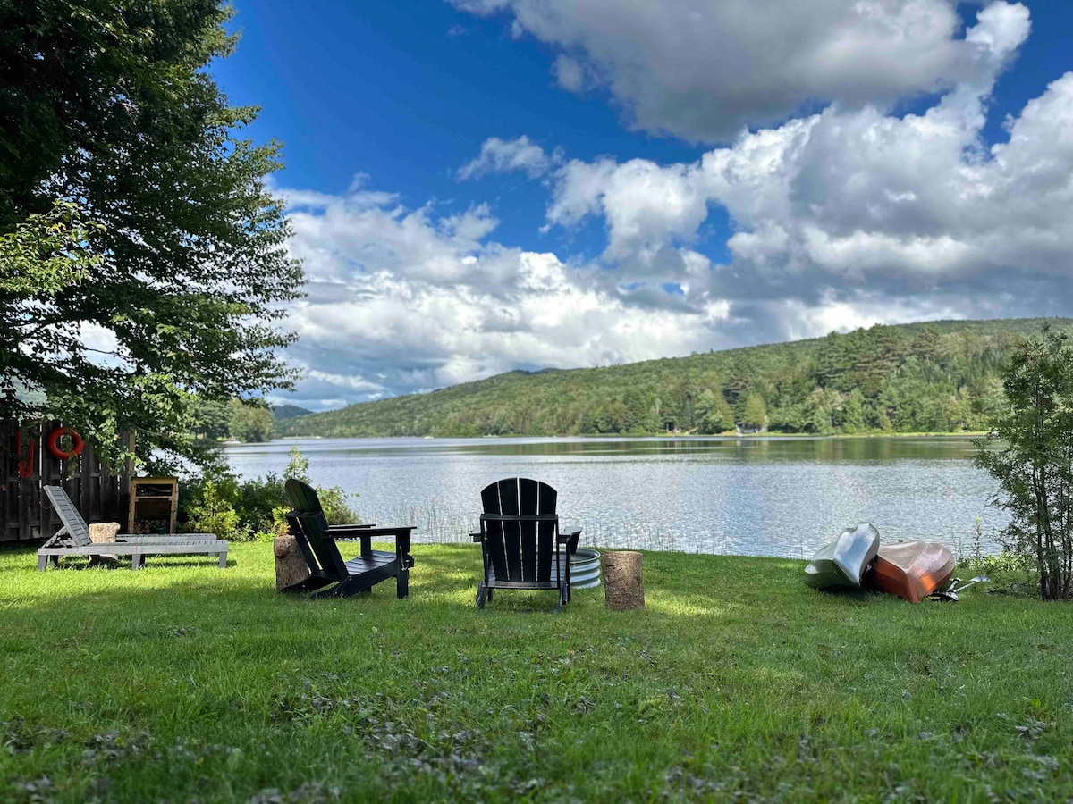 Lake & mtn views, kayaks, firepit, WiFi, Lakefront