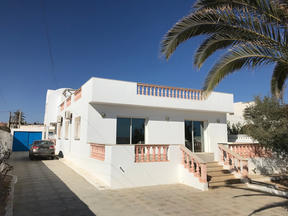 Villa en 1ère ligne, sur la plage d’El Ogla