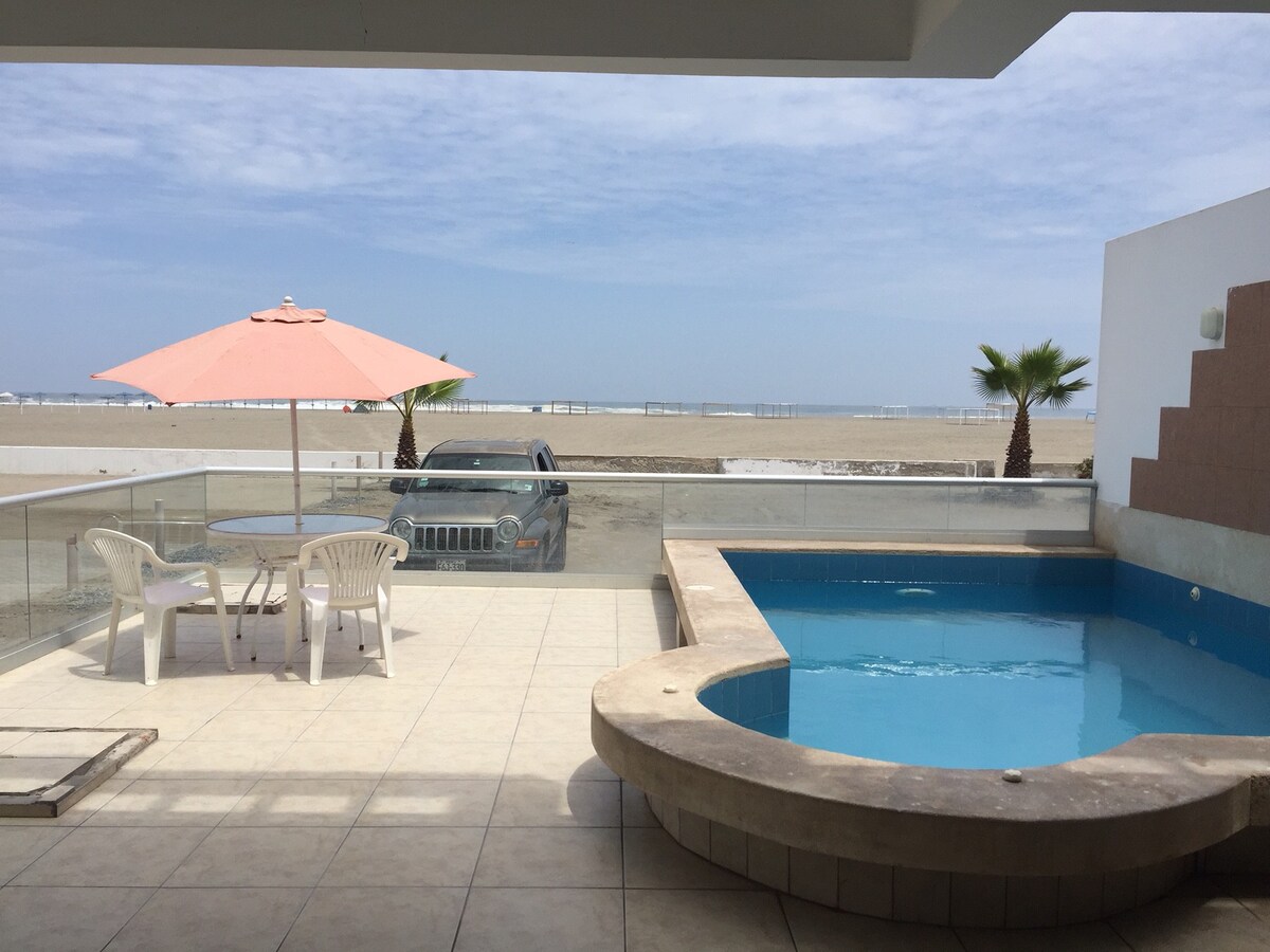 Casa en Playa Los Lobos, Primera Fila con Piscina