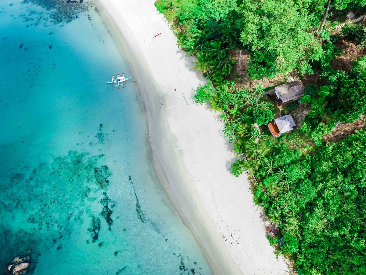 僻静海湾的浪漫海滩小屋