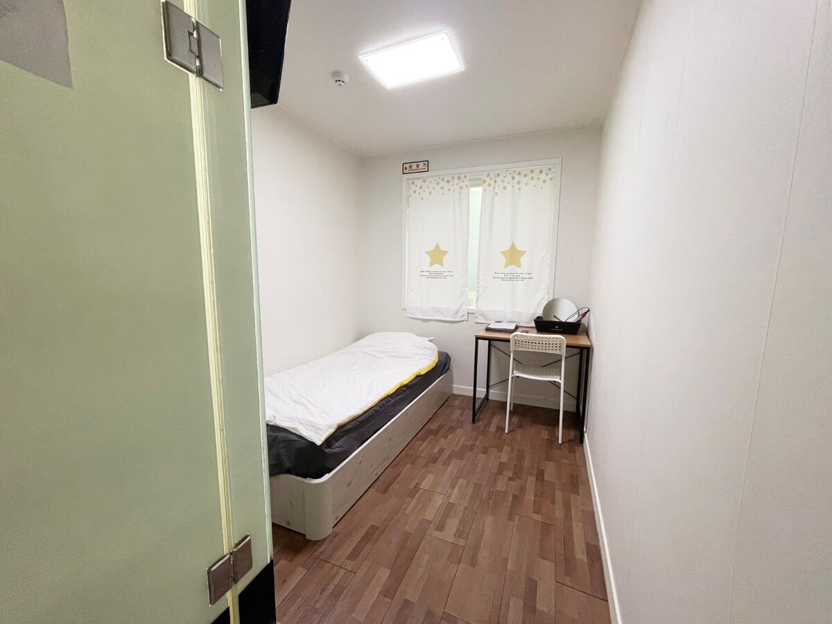 810卧
室舒适独立房间，带卫生间
24게스트 에비뉴엘