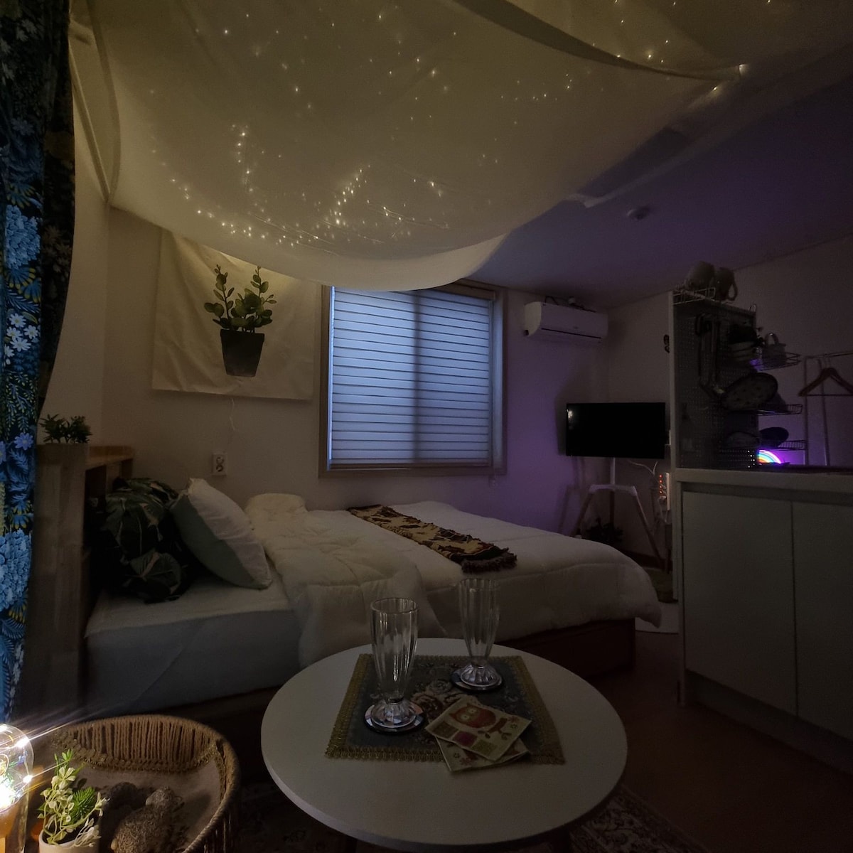 带露台的情感微妙照明，温馨的卧室，闪亮的星星，绿色适合1人和2人