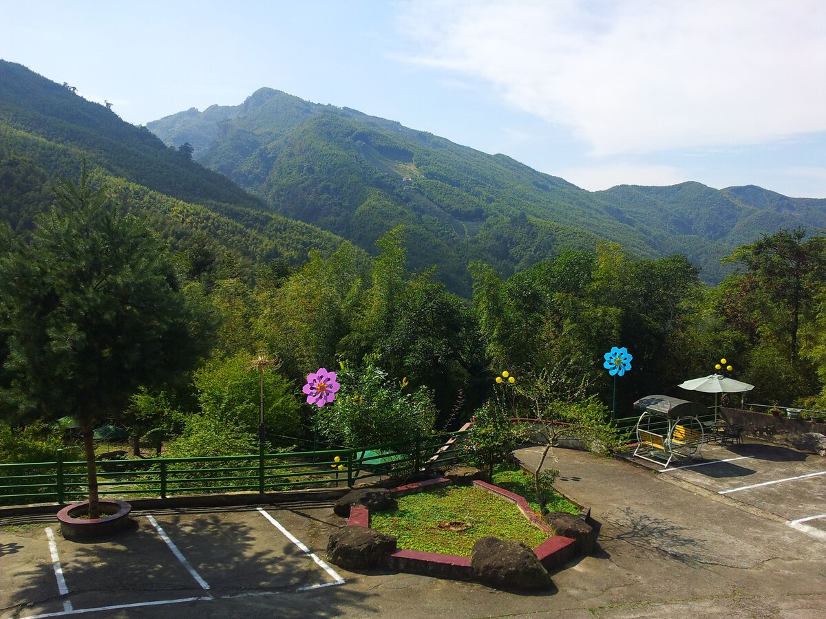 鄰近溪頭妖怪村只要車程3分鐘，景觀四人房，房內即可遠眺山嵐(不容錯過的絕佳山景房)