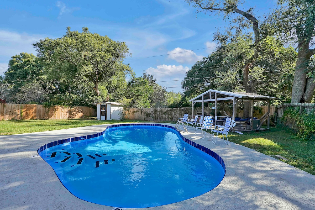 Heated pool house near downtown