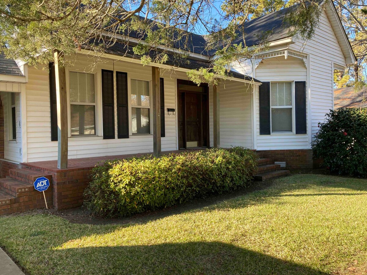 Luxury Victorian King Bed Home: NO CLEANING FEE