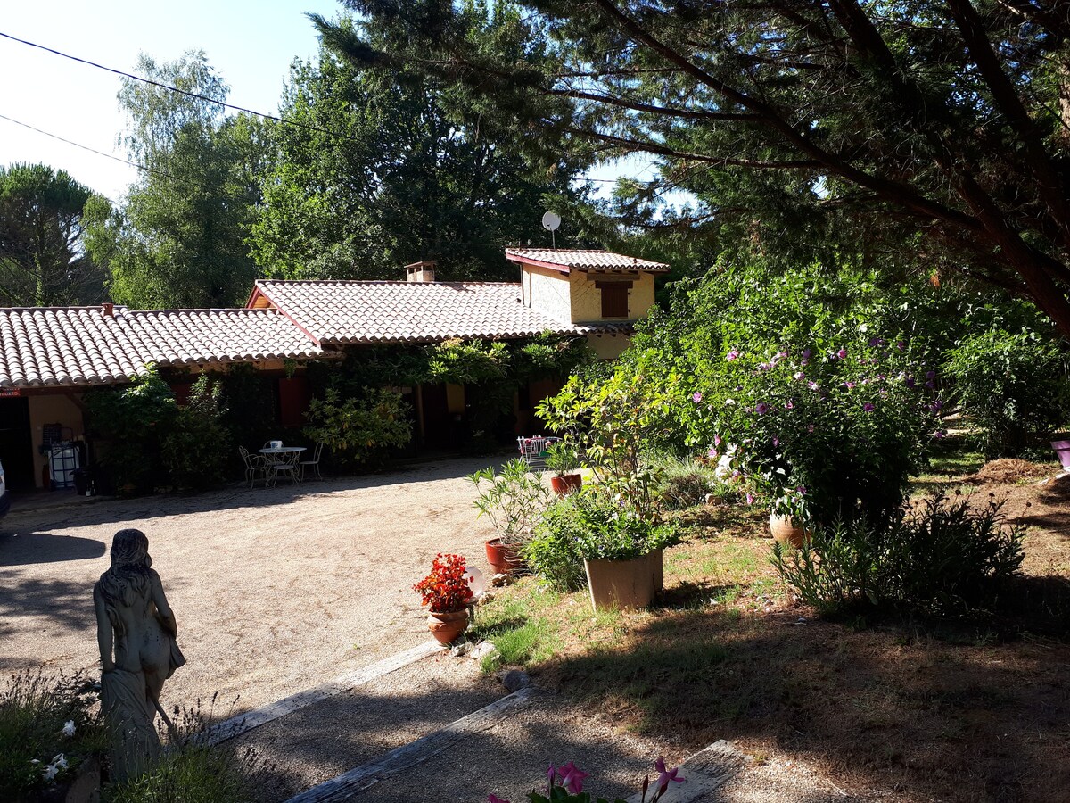 Charmante maison de campagne avec grande piscine