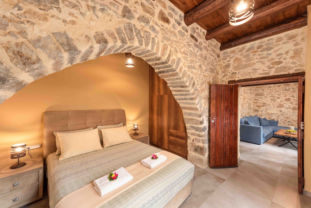 "Luxury Limnes Village House: Sleeps 6, 2 Baths"