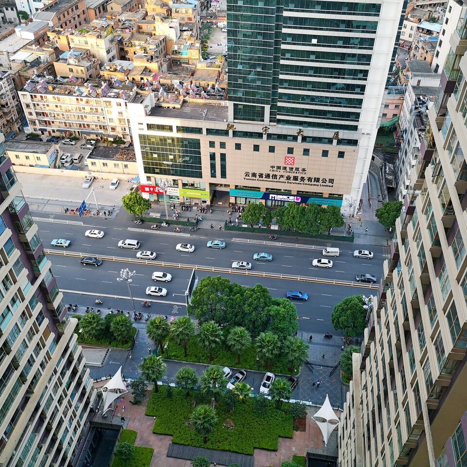 窗前俯拍楼下风景