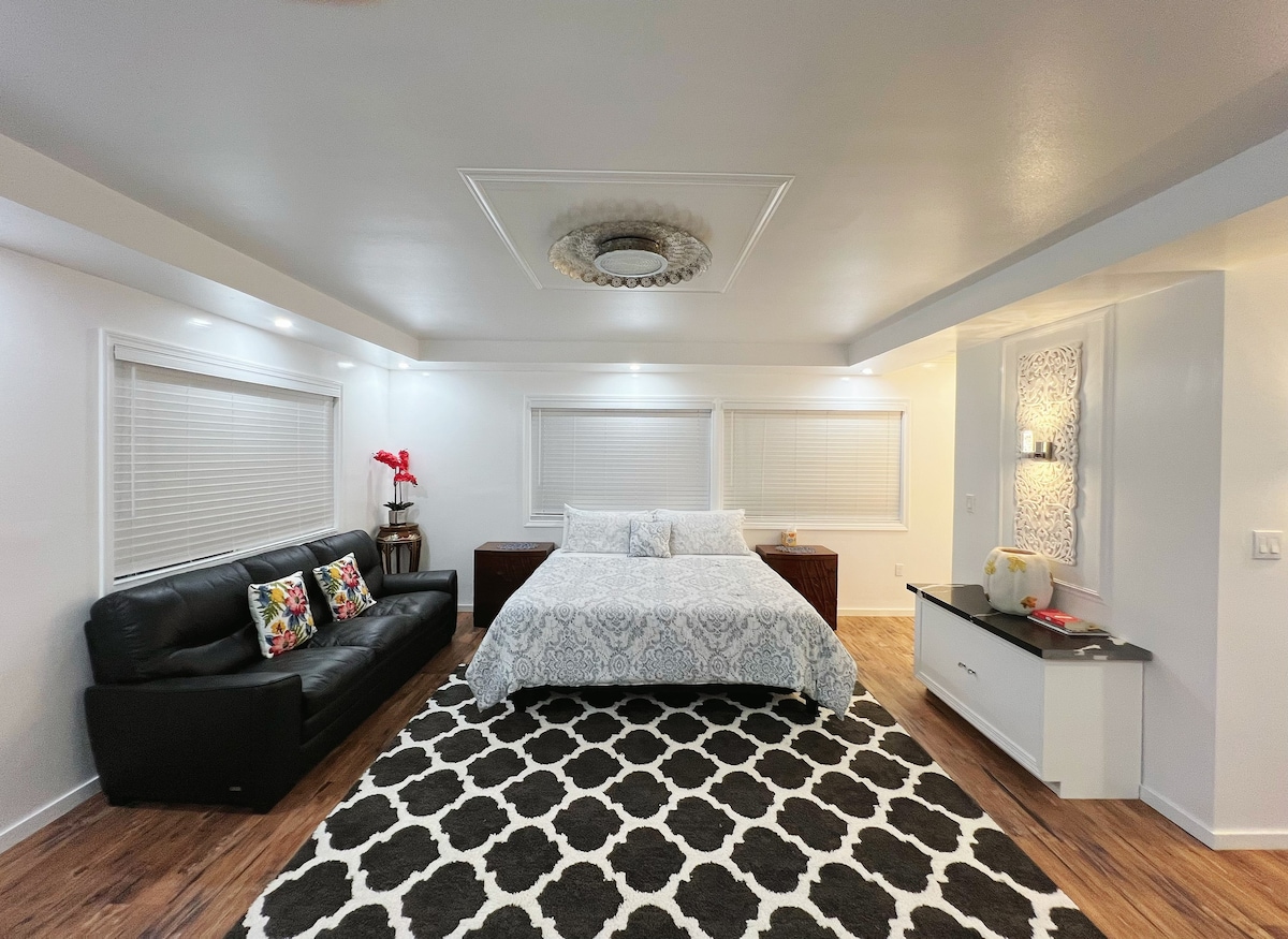 Top Studio: King Size Bed; Large Space.