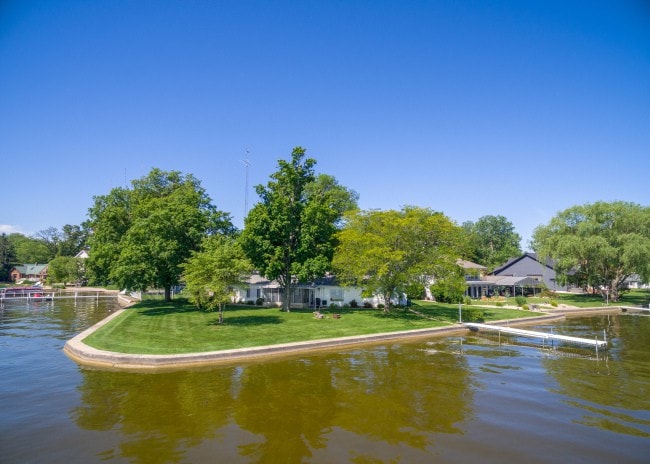 位于维诺纳湖（ Winona Lake ）的华沙房源，景观非常好。