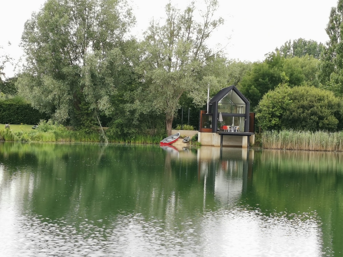 Cotswolds home, private lake, log burner, hot tub