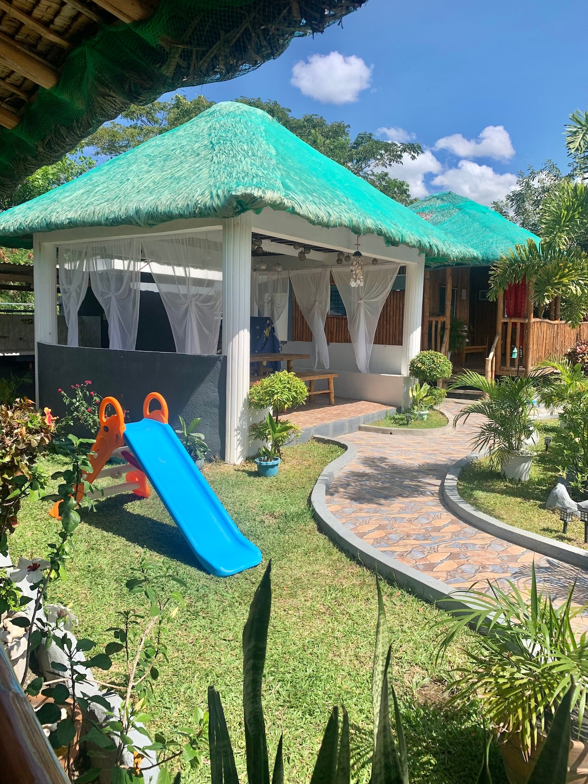 Reyna 's Resort Nipa Hut 2 （ 2间卧室和游泳池）