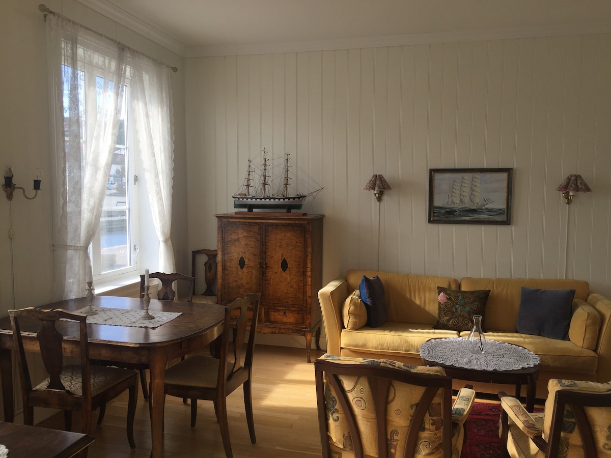 Flott leilighet i gammelt skipperhus på indre havn