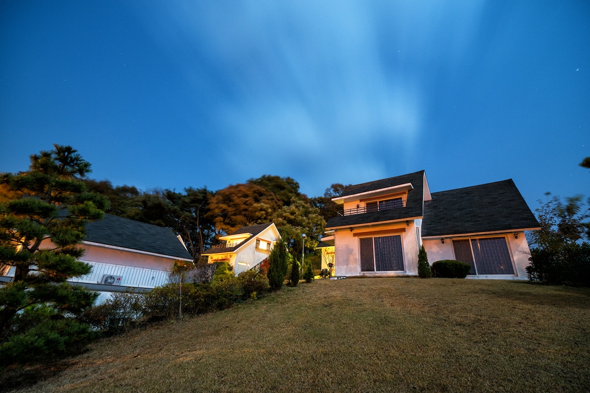 休闲空间，有美丽的花园、面部护理、Somu膳宿公寓（双房型）的休闲空间